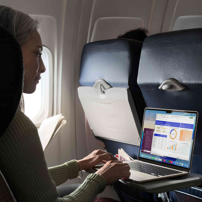 На фото изображено Apple MacBook Air 15" (M5, 10C / 10C, 2026) 24 ГБ, 1 ТБ SSD, Серебристый