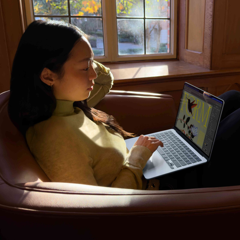 На фото изображено Apple MacBook Air 15" (M5, 10C / 10C, 2026) 24 ГБ, 1 ТБ SSD, Серебристый