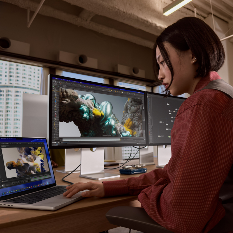 На фото изображено Apple MacBook Pro 16" (M5 Pro, 18C / 20C, 2026) 24 ГБ, 1 ТБ SSD, чёрный космос