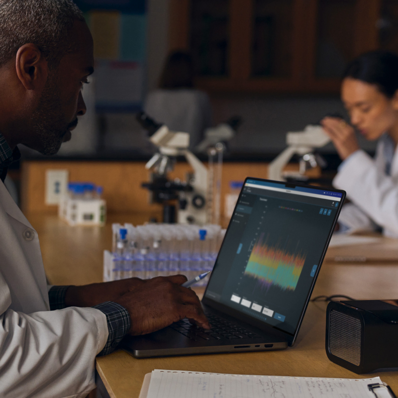 На фото изображено Apple MacBook Pro 16" (M5 Pro, 18C / 20C, 2026) 24 ГБ, 1 ТБ SSD, чёрный космос