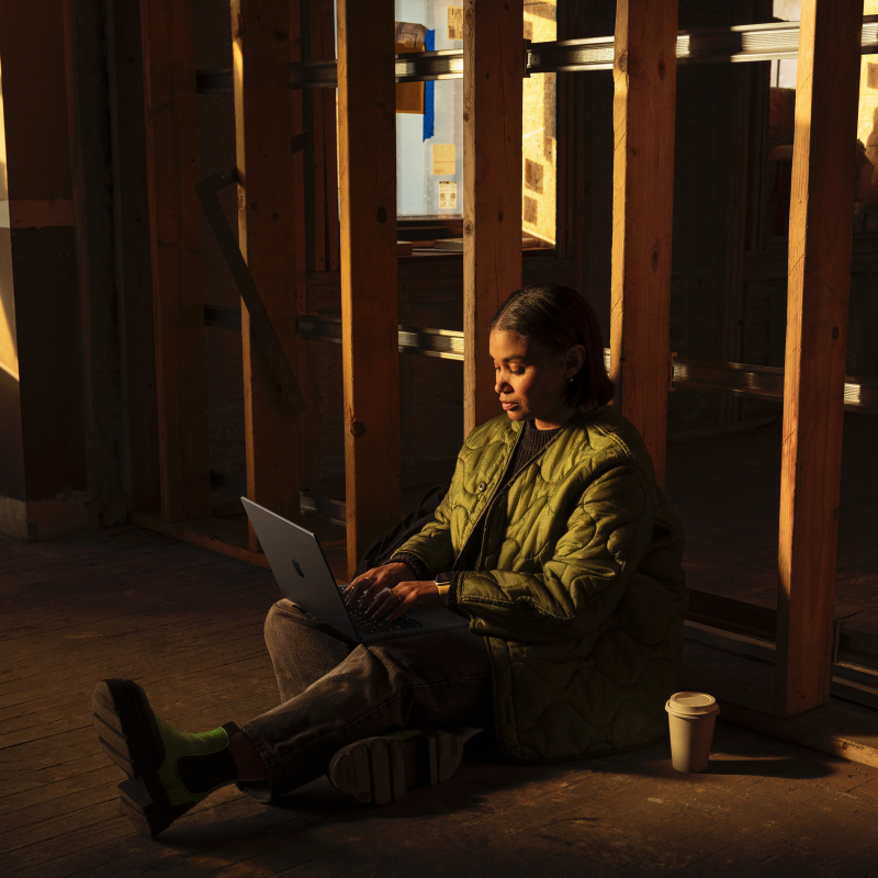 На фото изображено Apple MacBook Pro 16" (M5 Pro, 18C / 20C, 2026) 24 ГБ, 1 ТБ SSD, чёрный космос