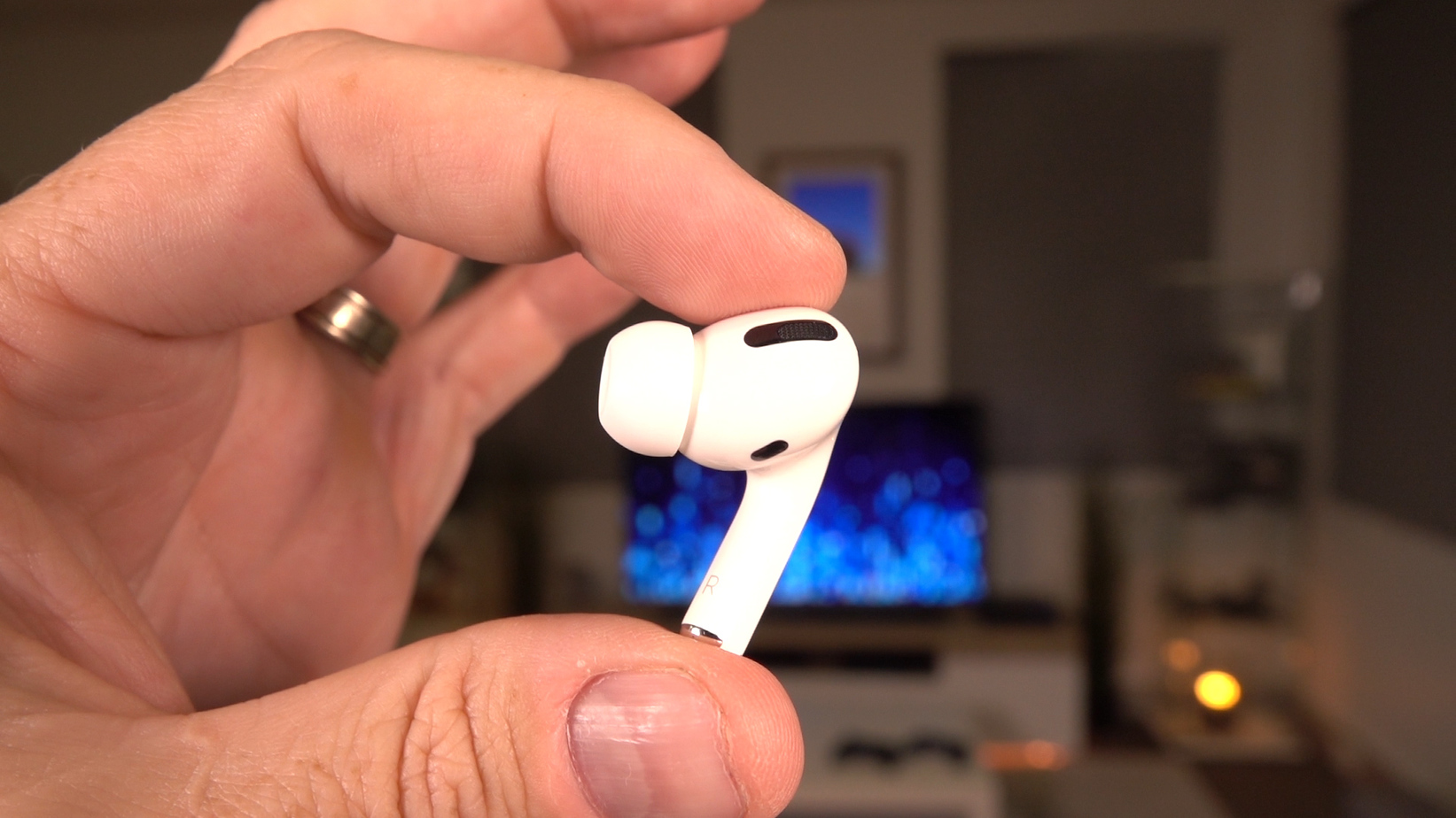 Почему наушник Apple AirPods не работает: узнайте основные причины и пути решения проблемы